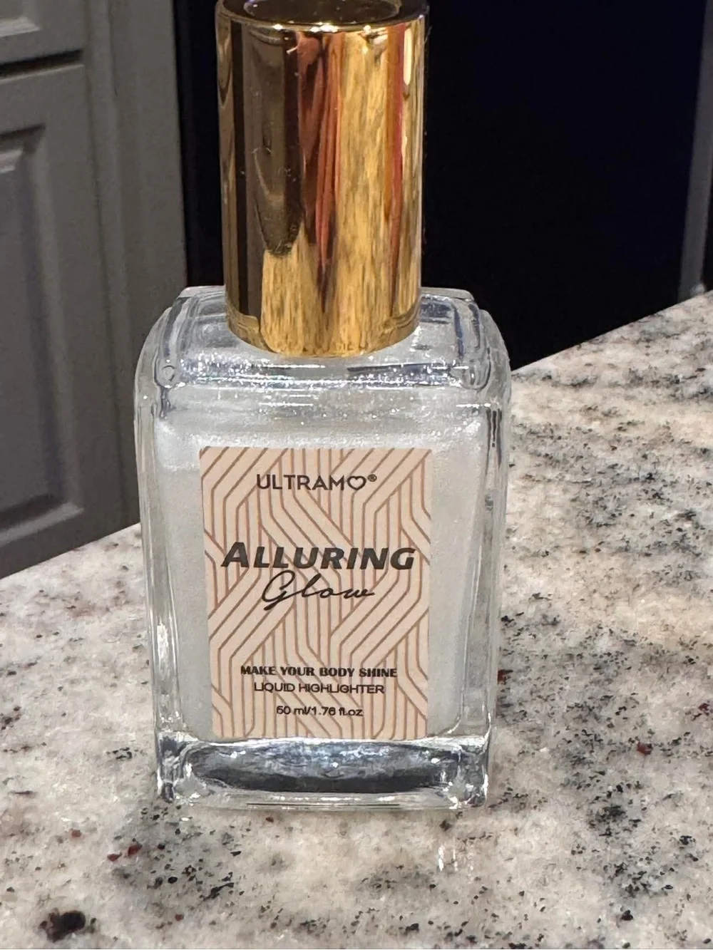 Alluring Glow Liquid Highlighter – Radiant Champagne